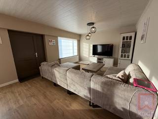 Op wandelafstand van het centrum van Vorselaar en het bos vindt u deze instapklare woning op een perceel van 273 m². Een aangename ligging met winkels, scholen en dagelijkse voorzieningen in de buurt.<br /><br />De lichtrijke leefruimte sluit aan op een moderne, volledig uitgeruste keuken met stijlvol keukeneiland. Verder beschikt het gelijkvloers over een badkamer, veranda en praktische wasplaats met bergruimte.<br /><br />Op de verdieping bevinden zich vier ruime slaapkamers en een polyvalente ruimte, ideaal als bureau of hobbykamer. De afgewerkte zolder en kelder bieden bijkomende ruimte.<br />Ook buiten is het genieten. De volledig omheinde tuin beschikt over twee terrassen: een overdekt terras met buitenkeuken en een achterliggend terras dat is ingericht als gezellige loungeplek. Een extra tuinberging maakt het geheel compleet.<br /><br />De woning werd grondig gerenoveerd in 2000. In 2015 werden onder meer de keuken, vloeren en badkamer vernieuwd. In 2021 volgden tien zonnepanelen met een thuisbatterij.<br /><br />Troeven<br />Vier slaapkamers en een extra bureau- of hobbyruimte<br />Moderne keuken met keukeneiland<br />Veranda, afgewerkte zolder en kelder<br />Omheinde tuin met twee terrassen en buitenkeuken<br />Tien zonnepanelen met thuisbatterij<br /><br /><br />EPC-label C en conforme elektrische installatie<br />Asbestveilig<br />EPC: 273 kWh/m²/jaar – label C<br />P-score: B | G-score: B<br />Elektrische keuring: conform<br />Asbestattest: asbestveilig<br />Bestemming: woonwijken – RUP Kern, artikel 2<br /><br /><br />