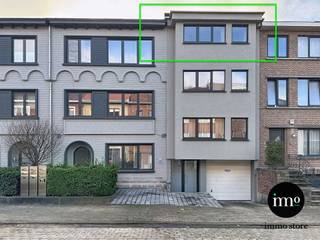 This beautifully renovated, move-in-ready apartment is located in the vibrant centre of Dilbeek and offers a perfect blend of modern comfort and...