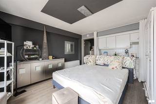 Te koop: Studio met frontaal zeezicht in Residentie Zonneweelde. Geniet elke dag van een adembenemend uitzicht op zee in deze studio op de negende verdieping van Residentie Zonneweelde in Middelkerke. De studio beschikt over een lichtrijke woonkamer met open keuken, waar de grote raampartijen het prachtige frontale zeezicht volledig tot zijn recht laten komen. Verder is er een badkamer met douche. Dankzij de uitzonderlijke ligging aan de Zeedijk bevindt u zich op wandelafstand van winkels, restaurants en het bruisende centrum van Middelkerke. Ideaal als tweede verblijf, investering of eigen stek aan de Belgische kust. Een unieke kans voor wie wil genieten van wonen met een panoramisch uitzicht op zee.