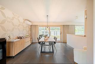 Deze woning op een perceel van 1.570 m² is rustig gelegen met veel privacy. De woning omvat een inkomhal met gastentoilet, leefruimte, eetkamer, keuken, praktische berging, 3 slaapkamers, badkamer, inpandige garage met achterliggende berging/wasplaats. <br /><br />Gezellige tuin met (deels) overdekt terras grenzend aan de leefruimte en mooi bijgebouw voorzien van tuinberging en extra overdekt terras.<br /><br />Indeling:<br />U betreedt de woning vanuit een centrale inkomhal met gastentoilet. Van hieruit heeft u enerzijds toegang tot de nachthal en anderzijds tot open leefruimte met zithoek (voorzien van pelletkachel), eetkamer en open keuken. De keuken is vernieuwd in 2019 en voorzien van alle comfort (combi-oven, vaatwasser, koelkast, inductiekookplaat en dampkap). Vanuit de keuken heeft u rechtstreeks toegang tot de bijkeuken en het terras achteraan. In de bijkeuken bevindt zich een vlisotrap met toegang tot de zolder.<br />De nachthal biedt toegang tot de hoofdslaapkamer, 2 bijkomende kinderkamers, de ingerichte badkamer (douche, ligbad, wastafel en toilet) en de inpandige garage vooraan de woning met achterliggende wasplaats. <br />Tuininrichting:<br />Achteraan de woning treft u een gezellige, private tuin met mooi bijgebouw voorzien van overdekt terras en een handige tuinberging.<br /><br />Bijzonderheden:<br />* Zeer rustige ligging vlakbij natuurgebied Scheps<br />* Voldoende parkeergelegenheid vooraan de woning<br />* Ruime zolder aanwezig die nog afgewerkt kan worden tot extra woonruimte<br /><br />EPC 210 kWh/m²