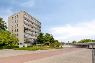 Volledig gerenoveerd appartement (vijfde verdieping), zeer centraal gelegen aan de balkonrotonde van het station te Brugge, voorzien van...