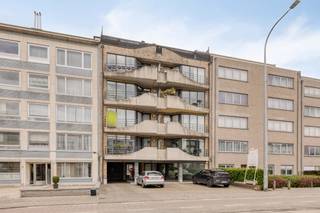 Vous recherchez la base idéale pour votre entreprise ? Ce bureau prêt à emménager à vendre à Deurne offre une combinaison parfaite de visibilité et d'accessibilité. Située sur la Bisschoppenhoflaan, votre entreprise bénéficie d'un énorme passage et d'une connexion facile au centre d'Anvers et aux principales routes d'accès.Cette propriété commerciale se distingue par son aménagement pratique et la présence de parkings privés, ce qui constitue un atout majeur dans cette région. La disposition de ce bureau à vendre est la suivante :- Espace de bureau spacieux et lumineux avec de grandes fenêtres.- Salle de réunion pour les réunions internes ou l'accueil des clients.- Cuisine installée- Deux toilettes - Garage intérieur pouvant servir de rangement supplémentaire ou d'espace de stationnement sécurisé.Outre l'espace intérieur fonctionnel, l'emplacement à Deurne est une valeur ajoutée absolue. Grâce à son emplacement central sur la Bisschoppenhoflaan, le bâtiment est facilement accessible en voiture, à vélo et par les transports en commun. Si vous souhaitez louer un bureau dans la région d'Anvers, vous trouverez ici l'équilibre parfait entre visibilité et accessibilité.Êtes-vous intéressé par l'achat de cette propriété à Deurne ? N'hésitez pas à nous contacter. L'agence immobilière Dewaele de Deurne sur la Turnhoutsebaan est heureuse d'être à votre service. Vous souhaitez une estimation gratuite de votre bien immobilier ? contactez-nous au 03/666.66.66 ou deurne@dewaele.comRegistre des mesures: non