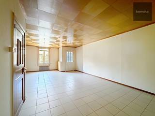 Op te frissen rijwoning met meer ruimte dan men van de voorgevel zou verwachten.<br />Een troef is zeker ook de zeer vlot bereikbare, centrale ligging.<br />Het huis omvat :
<ul>
<li>inkomsas</li>
<li>ruime living</li>
<li>ingerichte keuken</li>
<li>berging,</li>
<li>koer/terras</li>
<li>drie ruime slaapkamers</li>
<li>grote badkamer met ligbad</li>
<li>zolder met mogelijkheid bijkomende kamers</li>
</ul>
Momenteel verhuurd.<br />Wenst u graag een bezoek; stuur een mailtje naar angelé@immo-termote.be<br />
