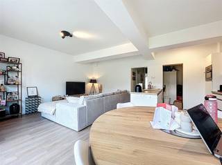 BEZOEKDAG VOLZET. Dit lichtrijk gelijkvloers appartement is gelegen in een rustige buurt nabij de Gentbrugse Meersen met een onmiddellijke...