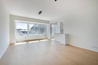 OPENDEUR:<br />Kom dit appartement bezichtigen op zaterdag 24/10 van 10u30 - 12u30 of op zondag 25/10 van 14u00 - 16u00. Een afspraak maken is niet nodig. Kan je niet komen naar de opendeurdagen? Contacteer ons gerust om een ander moment af te spreken.<br /><br /><br />Dit hoogwaardig volledig gerenoveerd appartement is gelegen op een 2de verdieping van een gerenoveerd gebouw op een centrale ligging te Blankenberge.<br /><br />Indeling appartement:<br />Inkomhal met vestiaire en gastentoilet, ruime en lichtrijke woonkamer met open geïnstalleerde keuken. De keuken is voorzien van ingemaakte kasten en een extra berging met aansluiting was- en droogmachine. <br />De prachtige badkamer is voorzien van een inloopdouche en wastafel. Achteraan zijn er twee ruime slaapkamers met toegang tot het terras. <br />Als troef is er nog een extra multifunctionele kamer in het appartement die kan gebruikt worden als bureau/dressing of berging.<br /><br />Het appartement werd volledig professioneel geschilderd en ook de lift werd vernieuwd.<br /><br />Het gebouw is voorzien van een gemeenschappelijke fietsenberging en vuilnislokaal.<br /><br />Bent u op zoek naar een hoogwaardig, tot in de puntjes gerenoveerd appartement op een toplocatie in Blankenberge? <br />Neem dan zeker even contact op met de dossierverantwoordelijke Céline Desmet via: 0472 18 38 50 of celine.desmet@dewaele.com<br /><br />Bestuursmaatregelen in het maatregelenregister: nee<br /><br />Deze AI-visualisaties zijn bedoeld als inspiratie. Er werd geen rekening gehouden met technische specificaties, stedenbouwkundige voorschriften of de concrete mogelijkheden tot realisatie.