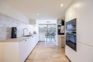 Op een rustige, doch centrale ligging vinden we deze KNAP GERENOVEERDE woning terug.Deze SOLIDE woning werd VAKKUNDIG gerenoveerd en scoort uitermate...