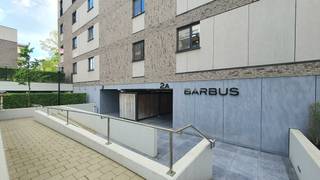 Ben je op zoek naar een perfect onderhouden, comfortabel appartement op een toplocatie? Zoek niet verder!Dit prachtige appartement is voorzien van alle hedendaagse comfort en blinkt uit in licht en ruimte. De absolute kers op de taart? Vanuit zowel de keuken als de gezellige woonkamer geniet je van een prachtig, rustgevend groen uitzicht. Een heerlijke plek om thuis te komen!Je geniet hier van het beste van twee werelden. Het bruisende centrum van Hasselt én de grote ring zijn vlot en snel bereikbaar. Ideaal voor wie houdt van een uitstekende verbinding, maar toch rustig wil wonen.Indeling:Verdiep +1:- inkomhal- woonkamer- open keuken- terras- berging- 2 slaapkamers- badkamer- toiletVerdiep -1:- kelderberging- autostaanplaats- fietsenberging (gemeenschappelijk)De snelste manier om een bezoek te brengen aan dit appartement? Vraag je bezoek aan via de rode knop op onze website (www.dewaele.com).Telefonisch kunnen er geen afspraken gemaakt worden. Bij andere vragen kun je ons telefonisch contacteren via 011 30 50 50.Tot binnenkort