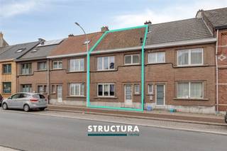 GEZELLIGE WONING MET VEEL POTENTIEEL EN RUIME ZONNIGE TUIN IN AALSTBent u op zoek naar een gezellige woning met karakter en tal van mogelijkheden? Dan is deze charmante rijwoning in het hart van Aalst zeker een bezoek waard! Dankzij de uitstekende ligging geniet u hier van een vlotte bereikbaarheid, nabijheid van winkels, scholen, openbaar vervoer en alle dagelijkse voorzieningen. Met een bewoonbare oppervlakte van +/- 148 m² op een perceel van 2a55ca biedt deze woning een aangename combinatie van ruimte, comfort en functionaliteit. De lichtrijke leef- en eetruimte wordt dankzij de grote ramen overspoeld met natuurlijk daglicht en creëert een warme, uitnodigende sfeer. De woning beschikt over drie slaapkamers, ideaal voor gezinnen, thuiswerkers of wie extra ruimte wenst voor hobby’s of opslag. De keuken is praktisch ingericht en voorzien van verschillende toestellen, met voldoende werk- en bergruimte. Verder beschikt de woning over een functionele badkamer en een inkomhal met gastentoilet en met trap die toegang geeft tot de verschillende verdiepingen.Extra troeven zijn de ruime veranda, waar perfect plaats is voor een wasmachine en droogkast, evenals de praktische en ruime berging die zorgt voor extra opslagruimte.Daarnaast beschikt de woning over een ruime zolderverdieping die bereikbaar is via een vaste trap. Deze ruimte biedt tal van mogelijkheden en kan perfect worden omgevormd tot extra slaapkamers, een hobbyruimte of een bureau.Een absolute meerwaarde van deze eigendom is de ruime zonnige tuin waar u in alle rust kan genieten van gezellige momenten met familie en vrienden. Dankzij de gunstige oriëntatie vormt deze buitenruimte de ideale plek om te ontspannen, te tuinieren of kinderen veilig te laten spelen.Kortom, een charmante woning met veel potentieel, ideaal voor wie op zoek is naar een gezellige thuis in een aangename buurt van Aalst.Interesse? Contacteer ons vandaag nog voor een bezoek!Bestuursmaatregelen in het maatregelenregister: nee