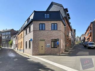 Op een centrale locatie aan Koolkuil 1 in Tongeren bevindt zich deze charmante, volledig gerenoveerde woning. Dankzij de ligging nabij het historische stadscentrum zijn winkels, horeca, openbaar vervoer en andere dagelijkse voorzieningen vlot bereikbaar. De woning werd gebouwd in 2002 en combineert hedendaags wooncomfort met een praktische indeling.<br /><br />Met een bewoonbare oppervlakte van 111 m² volgens het EPC, verdeeld over drie niveaus, biedt deze woning verrassend veel ruimte. Op het gelijkvloers bevindt zich de lichtrijke woonkamer met open keuken, waar wonen en koken mooi in elkaar overvloeien. Verder beschikt deze verdieping over een afzonderlijk toilet, een praktische berging en een gezellig ingesloten terras.<br /><br />Op de eerste verdieping bevindt zich een ruime slaapkamer met aansluitend de badkamer, uitgerust met een ligbad. Ook de wasplaats werd op deze verdieping ondergebracht.<br /><br />De bovenste verdieping vormt een bijzonder veelzijdige ruimte die volledig naar eigen wens kan worden ingericht. Deze leent zich uitstekend als tweede slaapkamer, thuiskantoor, hobbyruimte of ontspanningsruimte.<br /><br />Deze totaal gerenoveerde woning op een perceel van 45 m² is ideaal voor starters, alleenstaanden, koppels of investeerders die op zoek zijn naar een instapklare stadswoning met een centrale ligging en een flexibele indeling.