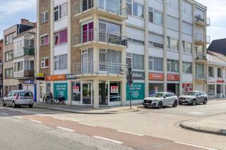 Bent u op zoek naar een commerciële zichtlocatie voor uw zaak? Dit representatieve handelspand, gunstig gelegen op de hoek van de drukke Gistelse Steenweg in Sint-Andries (Brugge), biedt de ideale uitvalsbasis voor een succesvolle onderneming.<br /><br />Waarom kiezen voor dit handelspand?<br />Uitstekende visibiliteit: Dankzij de strategische hoekligging en de grote etalage geniet uw zaak van een optimale exposure naar het passerend verkeer.<br />Ruime oppervlakte: Met een commerciële ruimte van 230m² beschikt u over veelzijdige mogelijkheden om uw handelszaak volledig naar wens in te richten.<br />Inclusief garage: Een grote troef op deze locatie, met een inbegrepen garage voor extra opslag of parkeergemak.<br />Toplocatie: Gesitueerd aan de Gistelse Steenweg, een belangrijke handelsas in Sint-Andries met een uitstekende bereikbaarheid.<br />