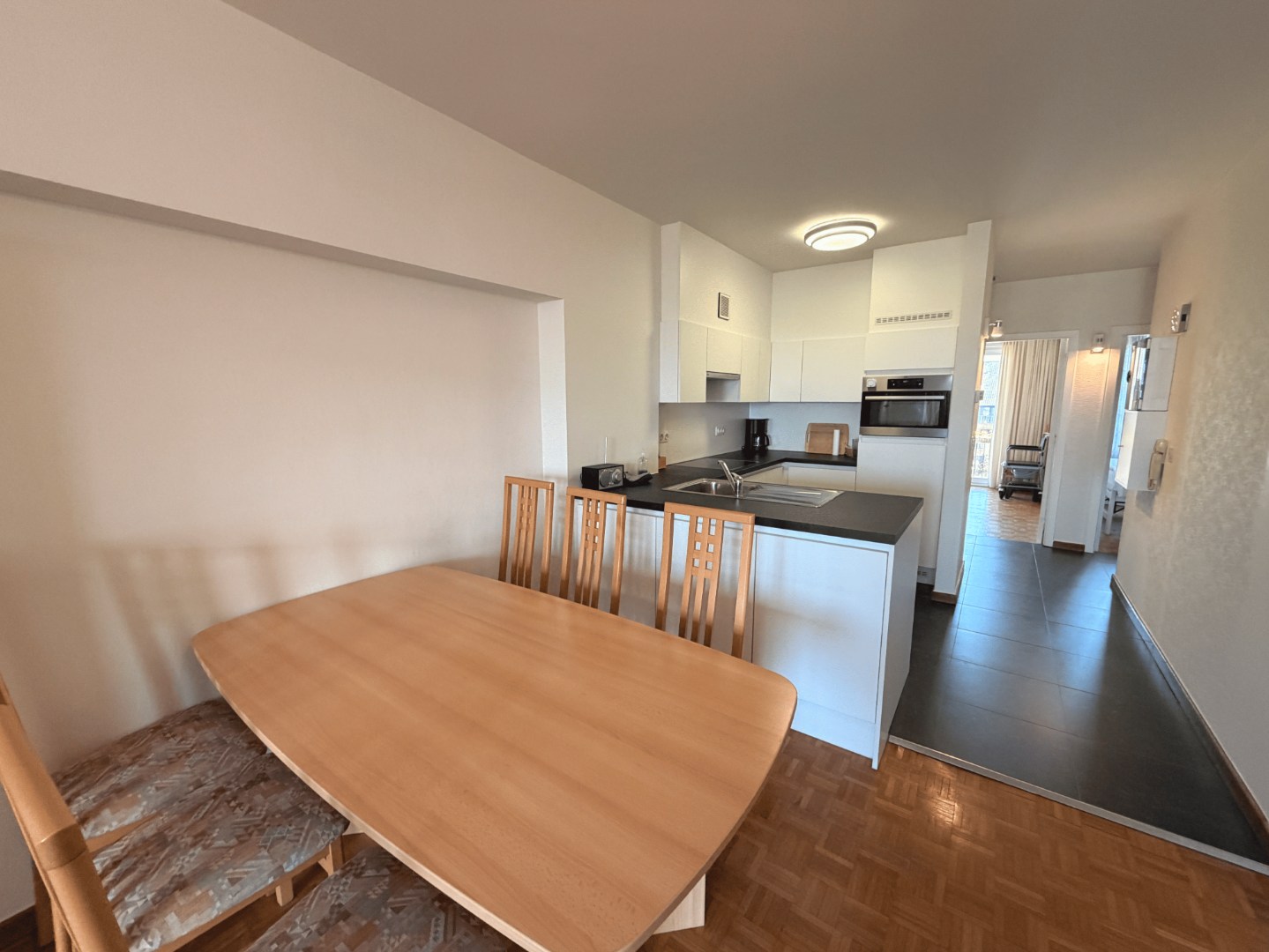 Instapklaar 2-slaapkamerappartement met zeezicht op toplocatie - foto 5