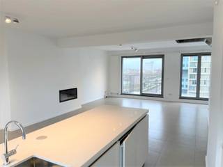 Prachtig penthouse -duplex met een opp van +/- 135 m² en twee terrassen gelegen Kempischdok Westkaai . Indeling inkomhal apart toilet , berging , living met open keuken met kookeiland , gashaard terras aan de voorkant oost gericht terras achterkant west gericht , badkamer met ligbad ,inloopdouche , dubbele lavabo met meubel via de trap naar bovenste verdieping met 2 slapkamers en aparte dressing in de kelder een staanplaats beschikbaar
Prijs penthouse 1700 € + 125 € voor de parking gemeenschappelijke kosten 200 € nuts voorzieningen apart te betalen beschikbaar 01/01/2027