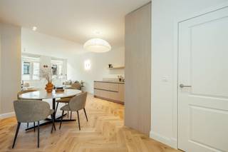 <p><span>Gerenoveerd appartement in vernieuwde gebouw. Hier koopt u uw garantie op rust. Geen aankomende kosten, geen vernieuwingen op de agenda. Plug and play.</span></p><p><span> </span></p><p><span>In een klein blokje met kinderwinkel op het gelijkvloers vindt u deze derde verdieping. Het betreft een renovatie van A tot Z. Laat u verleiden door de visgraatparket, het mooie schrijnwerk. De steel-look deuren of de luxe afwerking in keuken en badkamer. Welkom aan de Kloosterstraat. Welkom thuis. </span></p><p><span> </span></p><p><span>- Stijl keuzen door binnenhuisarchitecte</span></p><p><span>- Energetische en esthetisch volledig aangepakt</span></p><p><span>- Goede slaapkamer + kinderkamer of bureau</span></p><p><span>- AAA+ Locatie</span></p><p><span> </span></p><p><span>U komt binnen en vindt een vestiaireruimte. Hang uw jas weg, schop je schoenen uit en duw de stalen deur open. Aan uw linkerkant ziet u de zithoek met 3 grote ramen die u laat kijken op de keuvelende mensen die brocante aan het zoeken zijn op de gezelligste straat van't Stad. Aan uw rechterkant vindt u een flinke L-vormige keuken in licht hout scandinavische stijl. In die keuken is alles voorzien. Van ijskast tot vaatwasser en oven. Nodig uw vrienden uit, tijd om te imponeren. Grenzend aan de leefruimte op die prachtige visgraatparket een eerste kamer. Mooie bureau, dressing of kinderkamer? The choice is yours. Achteraan een masterslaapkamer en een badkamer met inloopdouche. Kijkt u mee naar de stijlvolle afwerking? Travertin tegel en fumé glas afwerking eleveert het geheel naar een ander niveau met eigen handtekening. Gastentoilet apart.</span></p><p><span><br />Zowel eerste als tweede verdieping worden ook te koop aangeboden. <br /><br /></span></p><p><span>Klaar om te ontdekken? <span>George@sinjoor.be</span></span><span> of 03.283.05.00 </span></p>