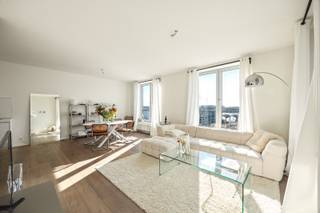 Energiezuinig 3 slaapkamer appartement met terras en spectaculair uitzicht op de Scheldebocht. Gelegen in een rustige woonomgeving, omgeven door dokken en op slechts enkele stappen van het MAS, het Park Spoor Noord en de Schelde.  Ook het stadscentrum is vlakbij.<br />Verschillende supermarkten, diverse gezellige horeca en culturele hotspots in de onmiddellijke omgeving.<br /><br /><strong>Indeling:</strong><br />Woonkamer op parket; terras met namiddag- en avondzon; keuken met bijkeuken; 3 slaapkamers op parket; badkamer met ligbad en douche; aparte wc. <br /><br /><strong>Bijzonderheden:</strong>
<ul>
	<li>Kelderberging inclusief.</li>
	<li>Momenteel verhuurd. </li>
	<li>Mogelijkheid tot aankoop autostaanplaats. </li>
</ul>