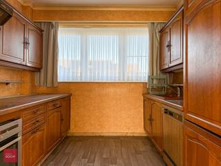 Woning bestaande uit een inkomhall, living, keuken, nieuwe badkamer, 3 slaapkamers en garage. Er is een tweede apart woongedeelte met living /...