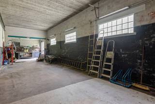 Deze woning is gunstig gelegen en heeft bijzonder veel potentieel.De inkomhal met toilet, brengt ons naar de nachthal waar zich 3 ruime slaapkamers...