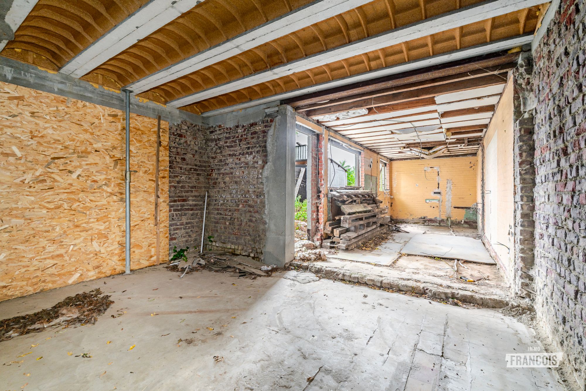 Te renoveren woning met veel potentieel te koop in Heurne! - foto 4