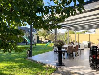 <p><span>Vrijstaand wonen met 3 slaapkamers, een gezellige tuin en een royaal overdekt terras!</span></p><p><span> </span></p><p><span>Op zoek naar een comfortabele gezinswoning waar je ook buiten volop kunt genieten? Aan de Schoolstraat 103 in Dilsen-Stokkem vinden we deze vrijstaande woning uit 2005, gelegen op een perceel van 5a53ca. Met drie slaapkamers, een inpandige garage en een bijzonder aangenaam overdekt terras biedt deze woning een mooie combinatie van wooncomfort en praktische ruimte.</span></p><p><span> </span></p><p><span>Via de inkomhal met afzonderlijk gastentoilet komen we in de lichtrijke leefruimte. Hier is plaats voor een gezellige zithoek en een volwaardige eetplaats. De grote raampartijen zorgen voor een mooi zicht op de tuin en verbinden het dagelijkse leven binnen met het terras buiten.</span></p><p><span> </span></p><p><span>De afzonderlijke keuken beschikt over veel kast- en werkruimte en ingebouwde toestellen. Dankzij het ruime raam geniet je ook hier van aangenaam daglicht.</span></p><p><span> </span></p><p><span>Op de verdieping bevinden zich drie slaapkamers, die je naar eigen behoefte ook als bureau, dressing of hobbykamer kunt gebruiken. De badkamer is uitgerust met een douche/bad, wastafel en toilet. De inpandige garage biedt daarnaast praktische ruimte voor de wagen, wasvoorzieningen en extra opslag.</span></p><p><span> </span></p><p><span>Een absolute blikvanger is het ruime overdekte terras achteraan. Hier kun je uitgebreid tafelen met familie, ontspannen in een loungeset of beschut genieten van het buitenleven. Het terras sluit aan op de omsloten tuin met gazon en beplanting, een fijne plek om te spelen, te tuinieren of tot rust te komen. Ook naast de woning is een overkapping aanwezig, handig voor fietsen of tuinmateriaal.</span></p><p><span> </span></p><p><span>De ligging in een woonwijk in Dilsen combineert een residentiële omgeving met de bereikbaarheid van het centrum en de dagelijkse voorzieningen. Scholen, winkels en ontspanningsmogelijkheden in de omgeving maken dit een aantrekkelijke uitvalsbasis voor het gezinsleven.</span></p><p><span> </span></p><p><span>De woning beschikt over 143 m² bruikbare vloeroppervlakte volgens het EPC, centrale verwarming met een condenserende gasketel en EPC-label C met een energiescore van 218 kWh/m²/jaar. Ook de elektriciteit is conform.</span></p><p><span> </span></p><p><span>Een vrijstaande woning met een praktische indeling, drie slaapkamers en een buitenruimte die uitnodigt om van te genieten. Kom zelf ontdekken wat Schoolstraat 103 te bieden heeft!</span></p><p><span> </span></p><p><span>De woning is momenteel verhuurd aan 1.300 per maand, waarbij de bewoners voorzien om de woning binnen zes maanden vanaf 1 oktober 2026 te verlaten.</span></p><p><span> </span></p><p><span>Meer informatie of een bezoek ter plaatse?</span></p><p><span>Contacteer Robin Raeven – Jemar via 0484 35 73 08 of robin@jemar.be.</span></p>