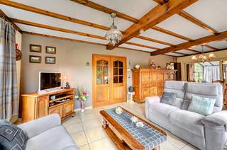 [[ DIT PAND NEEMT DEEL AAN DE ERA OPEN HUIZEN DAG OP 19/9 VAN 11:00 TOT 12:00 ]] 
<p>Charmante open bebouwing in Lubbeek, rustig gelegen in een groene omgeving met vlotte verbindingen.</p><p><br /></p><p>Deze woning uit 1972 combineert een landelijke ligging met een praktische indeling en een vlotte bereikbaarheid. Op slechts enkele minuten van het Gouden Kruispunt geniet je van alle dagelijkse voorzieningen, winkels en invalswegen binnen handbereik. Dankzij het EPC-label D is er geen onmiddellijke renovatieplicht, wat extra comfort en flexibiliteit biedt. De open bebouwing beschikt over 3 slaapkamers, een gezellige woonkamer met inbouwcassette en verschillende praktische ruimtes. De omgeving met vrij zicht en nabijheid van wandel- en fietsroutes maakt dit huis bijzonder aantrekkelijk voor liefhebbers van rust en natuur.</p><p><br /></p><p>Belangrijkste ruimtes:</p><p>• Woonkamer met inbouwcassette en aangename leefruimte</p><p>• Keuken uitgerust met keramische kookplaat, dampkap, koelkast, microgolfoven, dubbele spoelbak en ontbijthoek</p><p>• Veranda met extra lichtinval en zicht op de omgeving</p><p>• 3 slaapkamers met praktische indeling</p><p>• Badkamer met douche, toilet en wastafel in meubel</p><p>• Apart toilet met handenwasser</p><p>• Inkomhal met ingemaakte kasten</p><p>• Wasplaats met aansluiting voor wasmachine en droogkast</p><p>• Garage met praktische bergruimte</p><p>• Meerdere kelderruimtes waaronder een ketelruimte</p><p>• Zolder bereikbaar via vlizotrap</p><p><br /></p><p>Troeven:</p><p>• Op enkele minuten van het Gouden Kruispunt met alle voorzieningen</p><p>• EPC D, geen onmiddellijke renovatieplicht</p><p>• Landelijke ligging, ideaal voor wandel- en fietsliefhebbers</p><p><br /></p><p>Neem vandaag nog contact op met je ERA-makelaar voor een bezoek.</p><p><br /></p><p>JOUW DROOMHUIS. ZO GEVONDEN!</p>