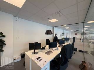 Deze instapklare kantoren met een oppervlakte van 380 m², gelegen op de eerste verdieping, bieden uitstekende zichtbaarheid langs de <strong>Kortrijksesteenweg</strong>. De locatie ligt op slechts<strong> 750 meter</strong> van de <strong>E40 </strong>op- en<strong> </strong>afrit Sint-Denijs-Westrem en op <strong>3 km</strong> van de <strong>R4</strong>, wat zorgt voor een vlotte verbinding met het snelwegennet en omliggende gemeenten. Daarnaast stopt het openbaar vervoer vlak voor de hoofdingang van het gebouw.<br /><br />De kantoren zijn efficiënt ingericht met systeemwanden en genieten van veel lichtinval. Het interieur omvat een open kantoorruimte aangevuld met 2 aparte vergaderruimtes, een volledig uitgeruste keuken en sanitaire voorzieningen. Bovendien beschikt het gebouw over een aangename patio en draagt het een <strong>BREEAM-certificaat ‘Very Good’</strong>. Tevens is er <strong>ondergrondse parking aanwezig </strong>en ruime parkeermogelijkheden in de buurt.<strong> </strong> Onmiddellijk beschikbaar!<br /><br />Contacteer<strong> PANORAMA B2B </strong>voor bijkomende inlichtingen of een vrijblijvend plaatsbezoek <strong>09 225 09 02</strong>.