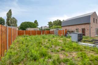 In het landelijke Elversele, een deelgemeente van Temse, bevindt zich deze bouwgrond van 202 m². De ideale locatie voor wie op zoek is naar een rustige woonomgeving met alle dagelijkse voorzieningen binnen handbereik.<br /><br />Deze bouwgrond combineert het beste van twee werelden: de charme van een groene, rustige buurt en een uitstekende bereikbaarheid. Scholen, supermarkten, het centrum van Temse en het treinstation bevinden zich op korte afstand.<br /><br />Hier bouw je een warme thuis waar je elke dag kunt genieten van de rust, terwijl winkels, openbaar vervoer en ontspanningsmogelijkheden nooit ver weg zijn. Een uitstekende opportuniteit voor wie comfortabel wil wonen op een centrale, maar rustige locatie.<br /><br />Interesse of meer info? Bel 052/46.38.03<br />Of mail naar info@uw-huis.be
