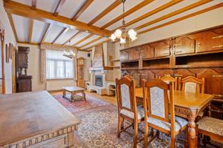 Deze ruime woning biedt heel wat potentieel en is ideaal gelegen in het charmante Mol-Ezaart.<br /><br />Bij binnenkomst via de inkomhal betreed je de gezellige leefruimte, ingedeeld in een zithoek met haard en een aparte eethoek. Aansluitend bevindt zich de keuken, die vernieuwd dient te worden maar voldoende ruimte biedt voor een praktische indeling en een knusse ontbijthoek.<br /><br />Het gelijkvloers beschikt daarnaast over 2 slaapkamers, een badkamer en een apart toilet.<br /><br />Op de verdieping vind je een bijzonder ruime slaapkamer en een extra kamer, die perfect ingericht kunnen worden als 4de slaapkamer of als hobbyruimte.<br /><br />De zonnige, volledig omheinde tuin maakt het geheel compleet. Hier geniet je extra mogelijkheden dankzij het grote werkhuis – een droom voor doe-het-zelvers of wie nood heeft aan extra bergruimte.<br /><br />Mogelijke financiële tegemoetkomingen (indien u aan de voorwaarden voldoet): renovatiepremies, sloop &amp; heropbouw of renovatie aan 6% BTW.<br /><br />Dit pand is onderworpen aan de renovatieverplichting van de Vlaamse overheid voor niet-residentiële gebouwen (behoudens bij sloop binnen 5 jaar na de aankoop). Consulteer voor meer informatie de website van het Vlaams Energie- en Klimaatagentschap via https://www.vlaanderen.be/een-woning-kopen/renovatieverplichting-voor-residentiele-gebouwen-vanaf-2023.