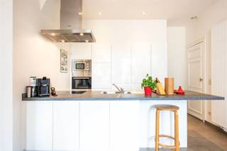 In het aangenaam en rustgevende dorpscentrum van Lo resideert dit prachtig herenhuis. Dit karaktervol, lichtrijk en mede ruime woning situeert zich nabij kleinhandel, school, openbaar vervoer en bevindt zich dichtbij de vlotte verbindingsweg richting Veurne en Diksmuide. Ze is ingedeeld met een ruime inkomhal met aparte fietsen berging, een moderne/strakke keuken ingericht met kwalitatieve toestellen van Bosh zijnde: inductiekookplaat, dampkap, oven en microgolf, frigo en spoelbak, een ruime en lichtrijke woonkamer met grote raampartijen en een droge kelder. Op het verdiep treffen we 4 slaapkamers, waarvan 3 volwaardige en een genoeglijke badkamer met inloopdouche, een lavabomeubel en een groot ligbad. Bijkomend is er een grote, praktische zolder en een groot, zongericht terras aanwezig.