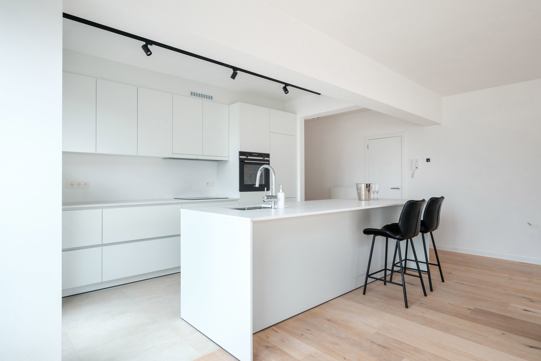Prachtig gerenoveerd appartement aan de Markt in Gistel. - foto 4