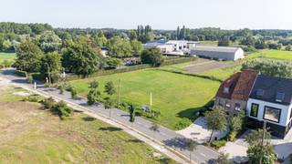 Ontdek deze prachtige bouwgrond in Mariekerke, een charmante deelgemeente van Bornem. Hier woon je in alle rust, terwijl je toch dicht bij winkels, scholen en openbaar vervoer bent. De basisschool ligt op slechts één kilometer afstand en de dichtstbijzijnde bushalte bevindt zich op 60 meter. De gronden liggen in de omgeving van de Schelde en het natuurreservaat "Eiland van Mariekerke", waar je eindeloos kunt genieten van prachtige wandel- en fietsroutes. Achteraan het terrein geniet je van een adembenemend vergezicht over de omliggende natuur.
Dankzij de ruime stedenbouwkundige voorschriften heb je tal van mogelijkheden om jouw ideale woning te realiseren. Er zijn twee bouwlagen toegestaan, met daarboven nog een extra dakverdieping, waardoor je volop kunt inspelen op jouw woonwensen. Wij bouwen hier jouw nieuwe, energiezuinige woning volledig op maat en tegen een vaste prijs.
Benieuwd naar de locatie? Je vindt de bouwgrond links naast Paardenstraat 90. Neem contact met ons op en ontdek alle mogelijkheden. Vraag ook meteen jouw gratis inspiratieboek aan: 250 pagina’s vol woonideeën en plannen om je te inspireren!