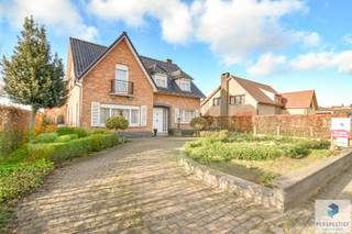 Deze mooie en perfect onderhouden open bebouwing biedt 4 slaapkamers, een garage en een zuidgerichte tuin op een perceel van 858m².<br /><br />De woning is gelegen in een rustige straat op wandelafstand van winkels, school en het centrum van Oedelem.<br />Dankzij de vele raampartijen geniet je overal van veel lichtinval.<br /><br />Indeling; Gelijkvloers, ruime inkomhal met apart toilet en vestiaire,bureau of extra slaapkamer, lichtrijke woonkamer met zicht op de tuin, ingedeeld in zit- en eetplaats met schouw, grote ingerichte keuken met eethoek, wasplaats met douche, grote garage, 1ste verdieping, ruime nachthal, 3 volwaardige slaapkamers, badkamer met toilet, lavabo en douche/ligbad. buiten is er een oprit en toegang tot de garage en diepe achtertuin met open zicht. Zonneterras en tuinberging.<br /><br /><strong>Informatie:</strong><br />- Totale grondoppervlakte: 858m²<br />- EPC: 414 kWh/m² (UC: 2451539)<br />- Stedenbouwkundige inlichtingen in aanvraag<br /><br />Voor meer informatie of het inplannen van een bezoek:<br />Denis – 050/550.750 – info@perspectiefvastgoed.be – 7/7 bereikbaar