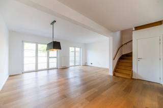 Located in a quiet and sought-after neighborhood in Waterloo, discover this magnificent townhouse built in 2013. Combining modernity, comfort,...