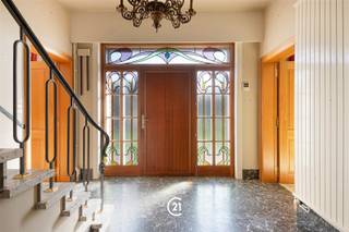 <p>In de charmante gemeente Lierde, pal aan de historische Kartuizersite, bevindt zich deze instapklare en uitzonderlijk ruime woning met een unieke, authentieke uitstraling.</p><p>De woning beschikt over maar liefst vijf volwaardige slaapkamers en kenmerkt zich door haar royale leefruimtes en overvloedige lichtinval. De volledig ingebouwde keuken sluit mooi aan bij het karakter van de woning. Daarnaast is er een aparte ruimte ideaal als bureau, perfect voor thuiswerk of zelfstandige activiteit.</p><p>De badkamer is praktisch ingericht en uitgerust met zowel een ligbad als een douche, wat zorgt voor optimaal comfort voor het hele gezin.</p><p>Buiten geniet u van een aangename tuin en een ruime voortuin met veel parkeergelegenheid, naast een garage.</p><p>Op technisch vlak is de woning uitgerust met verwarming op gas, zonnepanelen en een thuisbatterij, wat zorgt voor hedendaags comfort en energie-efficiëntie.</p><p>De ligging is bijzonder rustig, met een school en sportaccommodatie in de nabije omgeving, wat deze woning extra aantrekkelijk maakt voor gezinnen.</p><p>Een unieke kans voor wie op zoek is naar een statige, authentieke woning met uitstraling, ruimte en een uitzonderlijke ligging in een historisch kader.</p><p>Voor meer informatie of het inplannen van een bezoek kan u steeds contact opnemen met ons kantoor.</p>