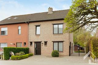 Leuke HOB nabij het centrum van Kessel met op de gelijkvloerse verdieping een inkomhal (met nog plaats om een vestiairekast te installeren) en...