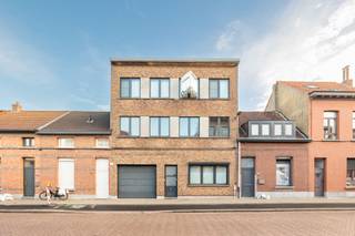 <p><strong>Dit instapklare appartement ligt op de tweede verdieping van een rustig appartementsgebouw, op wandelafstand van winkels, openbaar vervoer en een streepje groen. Je woont centraal, op wandelafstand van de Bist, met alle belangrijke invalswegen vlakbij. Ook aan parkeerplek is er geen gebrek.</strong></p><p><br /></p><p>Het appartement bestaat uit een mooie leefruimte met uitgeruste keuken – 2 slaapkamers – een moderne badkamer voorzien van inloopdouche, aansluitingen voor wasmachine en droogkast en dubbele wastafel.</p><p><br /></p><p><strong>Extra troeven:</strong></p><ul><li>Centraal gelegen op wandelafstand van alle winkels en voorzieningen</li><li>Geen gemeenschappelijke kosten, enkel blokpolis te betalen per jaar</li><li>Individuele meters</li><li>Airco met warmtepomp (zeer energiezuinig)</li><li>Elektriciteit is conform</li></ul>
