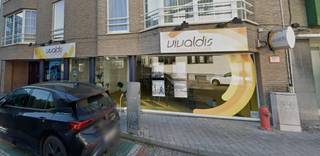 Ontdek dit instapklaar commercieel gelijkvloers kantoor of handelsruimte met een oppervlakte van ca. 90 m², aangevuld met een inpandige kelder die rechtstreeks toegankelijk is vanuit het pand – ideaal als archiefruimte, stockage of extra werkruimte.
Ligging:
Gelegen op één van de drukste invalswegen richting het centrum van Aalst, komende van de rotonde Haring. Dankzij de uitstekende zichtbaarheid, de grote passage en ruime parkeergelegenheid voor de deur, is dit pand uitermate geschikt voor een kantoor, praktijk of handelszaak.
Troeven:
✔ Onmiddellijke visibiliteit dankzij gevel aan een belangrijke verkeersas.
✔ Inpandige kelder met directe toegang vanuit de kantoorruimte.
✔ Vrij vanaf 1 FEB. 2026.
✔ Huurprijs: € 1.350 / maand.
✔ Onroerende voorheffing ten laste van huurder: ca. € 2.200 / jaar.
✔ GEEN Gemeenschappelijke kosten.
✔ Ruime parkeermogelijkheden vlakbij.
Geïnteresseerd in dit uitstekend gelegen handelspand?
