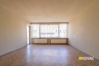 Dit appartement is ideaal gelegen in het centrum, op wandelafstand van openbaar vervoer, winkels en andere voorzieningen.<br /><br />Het appartement bevindt zich in een verzorgd gebouw met lift en omvat de volgende indeling: inkomhal, lichtrijke leefruimte, ingerichte keuken, twee slaapkamers waarvan één met toegang tot een rustig gelegen terrasje aan de achterzijde. Verder beschikt het appartement over een praktische berging, een badkamer en een extra terras aan de voorzijde.<br /><br />Op het gelijkvloers is er een privatieve autostandplaats en een eigen berging inbegrepen. Daarnaast is er een gemeenschappelijke fietsenberging beschikbaar voor de bewoners.<br /><br />Troeven op een rij:<br /><br />- Centrale ligging, nabij openbaar vervoer en faciliteiten<br />- EPC-label C<br />- Inclusief autostandplaats<br />- Twee terrassen (voor- en achteraan)<br />- CV op aardgas<br />- Lift aanwezig
