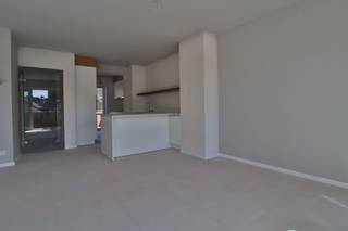 <p><span>Prachtig duplexappartement (100m²) met twee slaapkamers en twee zalige terrassen</span></p><p><span> </span></p><p><span> </span></p><p><span>Gelegen op de vierde en vijfde verdieping van een kleinschalige en volledige gerenoveerde residentie vinden we dit zalige appartement.</span></p><p><span> </span></p><p><span>Bestaande uit een inkomhal met apart gastentoilet, ruime en lichtrijke woonkamer met aansluitend de volledig geïnstalleerde keuken en een direct contact met de twee royale terrassen (10 & 15m²) waar je zon en schaduw kan combineren.</span></p><p><span> </span></p><p><span>Via de trap bereiken we het duplex verdiep, voorzien van twee ruime slaapkamers en de badkamer met wastafel en mooie inloopdouche.</span></p><p><span> </span></p><p><span>Het appartement en de gehele residentie werd volledig gerenoveerd en staat garant voor zorgeloos woongenot. </span></p><p><span> </span></p><p><span>Het appartement is tevens voorzien van een pakket zonnepanelen, zodat een lage energiefactuur gegarandeerd is!</span></p><p><span> </span></p><p><span> </span></p>