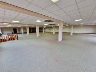Deze zeer gunstig gelegen, voormalige interieurzaak, situeert zich op de baan Gent – Zottegem en beschikt over 1.350m² bruikbare vloeroppervlakte...