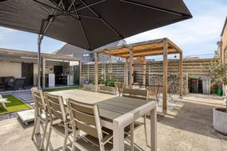 OPEN HUIS ZATERDAG 9 MEI van 17u tot 19u - graag inschrijven. Een instapklare, zeer degelijk en smaakvol afgewerkte pastoriestijl woning in...
