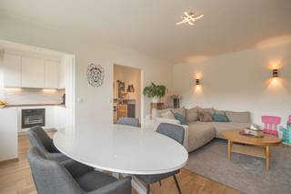 Cet appartement à vendre, prêt à être emménagé, est situé au 1er étage de l'emblématique Riverside Tower sur l'avenue Esmoreit. Grâce à...