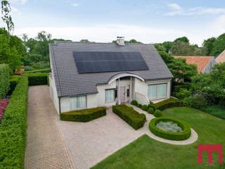 <p>Charmant wonen met ’n grote tuin. Willen we dat niet allemaal? Maarrrrr eerlijk is eerlijk: da’s niet altijd makkelijk om te vinden.</p>
<p>SURPRISE! Want wat op ’t eerste zicht al een groot stulpje lijkt, is in werkelijkheid euh…nóg groter. Deze vrijstaande villa beschikt namelijk over een vloeroppervlakte van 358m² , 5 mogelijke slaapkamers en een bureel. Daar kan je al iets mee toch?<br /><br /></p>
<p>Of ‘ie nieuw is, vraag je? Nee. Je gaat misschien nog wel zaken willen aanpakken, maar het fijne is dat het perfect instap klaar is. De eigenaar heeft bij de oprichting alvast het perfecte voorbeeld gegeven en heeft in de eerste plaats gekozen voor duurzame, kwaliteitsvolle materialen zoals natuurstenen vloer een eiken trap, binnendeuren en parket. Deze woning kreeg in 2023 een setje zonnepanelen en een nieuwe verwarmingsketel.</p>
<p>En heb je gespot dat de benedenverdieping al een ultrastijlvolle make-over kreeg? <br /><br />Indeling:</p>
<p>Of je je welkom voelt als je zo’n inkomhal binnenstapt? Absoluut! Niks mis met wat heerlijk degelijke grandeur, vinden wij. Een royale binnenstapper met lekker veel lichtinval en een gastentoilet: that’s the way we like it.</p>
<p>Om de hoek stappen we de woonkamer in langs de statige dubbele deur. En ja hoor, die grandeur loopt hier gewoon door, of wat had je gedacht? En heb je de ramen rondom gespot?<br /><br />Een ruime woonkamer met uitzonderlijk veel lichtinval en een panoramisch zicht op de tuin. Deze tuin is voorzien van een groot terras grenzend aan de keuken en woonkamer zoals dat tegenwoordig moet. Een vijver en een omheind deel voor de diertjes. Verder is er op de gelijkvloers nog de compleet ingerichte keuken, badkamer, kantoor en een eerste slaapkamer of zie je deze laatste kamer liever als <span>speelkamer of hobbykamer of een tweede kantoor beneden? Kies gerust wat jouw gezin nodig heeft. </span></p>
<p>Een wasberging met <span>aansluitingen voor wassen en drogen en een inpandige garage voor twee wagens maakt de benedenverdieping van deze villa compleet. </span></p>
<p>Dat is al heel wat, maarrrr we zijn er nog niet: er is namelijk nog een volledige bovenverdieping die zit te wachten op een nieuwe bewoner. hier vinden we nog 4 (slaap)kamers, een complete badkamer, afzonderlijk toilet. Heb je gezien dat twee slaapkamers beschikken over een terras?</p>
<p><span>Een laatste bonus om mee af te sluiten? Dit huis ligt in een groene en rustige omgeving in een prestigieuze buurt van Merksplas. </span></p>