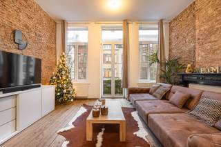 <p>Charmant 2-slaapkamerappartement met 2 terrassen in de Brederodebuurt</p><p>In de gegeerde Brederodebuurt, op wandelafstand van het Zuid en tal van winkels, restaurants en openbaar vervoer, bevindt zich dit stijlvol appartement in de Montignystraat. Een topligging voor wie centraal en dynamisch wil wonen.</p><p>Het appartement verwelkomt u in een lichtrijke leefruimte met grote raampartijen en een aangename indeling. De open keuken sluit harmonieus aan en is volledig uitgerust, ideaal voor zowel dagelijks comfort als gezellige etentjes.</p><p>Verder beschikt het appartement over twee volwaardige slaapkamers, perfect voor koppels, kleine gezinnen of als combinatie wonen/werken. De badkamer is functioneel en verzorgd afgewerkt met kwalitatieve materialen. Extra bergruimte vindt u in de private kelder.</p><p>De vaste kosten bedragen €124 per maand. </p><p>De twee terrassen vormen een absolute meerwaarde: geniet van de ochtendzon met een kop koffie en kom ’s avonds tot rust in uw eigen buitenruimte.</p><p>Een instapklaar appartement op een uitstekende locatie in Antwerpen, ideaal voor eigen bewoning of als rendabele investering.</p>