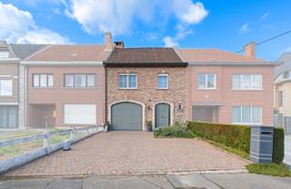 +++ Salvialaan 49, Liedekerke +++<br />
<p><span>Deze verzorgde 2-gevelwoning geniet van een </span><strong><span>uitstekende ligging</span></strong><span> en combineert een vlotte bereikbaarheid met comfortabel wonen. Het station bevindt zich op wandelafstand, de E40 is bereikbaar in amper 5 minuten en ook scholen, winkels en openbaar vervoer liggen vlakbij. </span><span>Via de inkomhal met </span><strong><span>gastentoilet</span></strong><span> komt u in de aangename leefruimte, bestaande uit een gezellige zithoek en eetkamer. Aansluitend bevindt zich de </span><strong><span>vernieuwde open keuken (2023)</span></strong><span>. </span><span>Ook de badkamer bevindt zich op het gelijkvloers en werd in </span><strong><span>2025 volledig vernieuwd</span></strong><span>. Ze is uitgerust met een toilet, lavabo, ligbad en aparte douche. Verder beschikt de woning over een </span><strong><span>inpandige garage</span></strong><span>. </span><span>Vanuit de woonkamer heeft u rechtstreeks toegang tot het </span><strong><span>terras met zonneluifel</span></strong><span> en de tuin, waar u in alle rust kunt genieten. Een praktisch tuinhuis zorgt voor extra bergruimte. </span><span>Op de eerste verdieping bevinden zich </span><strong><span>3 slaapkamers, een bureau en een apart toilet</span></strong><span>. De ruime zolder biedt bovendien extra mogelijkheden en kan ingericht worden als </span><strong><span>bijkomende slaapkamer, hobbyruimte of polyvalente kamer</span></strong><span>. </span><span>Ook parkeren vormt geen probleem: naast de inpandige garage biedt de </span><strong><span>oprit plaats aan meerdere wagens</span></strong><span>. </span><span>Bovendien scoort deze woning uitstekend op energetisch vlak met een </span><strong><span>EPC-label B</span></strong><span> en is de </span><strong><span>elektrische installatie conform</span></strong><span>. Kortom een instapklare woning met veel ruimte, een aangename tuin en een uitstekende bereikbaarheid: een mooie opportuniteit voor wie comfortabel en centraal wil wonen! <strong>Interesse? Contacteer ons voor meer informatie of een bezoek via 0478/05 90 69 of info@immoteam.be.</strong></span></p>
