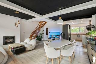 <p><strong>Grondig gerenoveerde gezinswoning met 4 slaapkamers, 2 badkamers en zuid gerichte tuin in het centrum van heide.</strong></p>
<p>Deze <strong>grondig gerenoveerde woning</strong> werd in 2023 bijna volledig gestript en met veel aandacht vernieuwd. De woning biedt een open en aangename leefruimte, <strong>3 slaapkamers en 2 badkamers op de eerste verdieping</strong> en een volledig afgewerkte zolderverdieping die momenteel als ruime 4de slaapkamer is ingericht. De veranda vormt een mooie aanvulling op de leefruimte en geeft toegang tot de <strong>volledig omheinde, zuidgerichte tuin</strong>. Ook de aangebouwde garage en ruime parkeermogelijkheden zijn praktische troeven.</p>
<p><strong>Gelijkvloerse verdieping</strong></p>
<ul>
<li>Inkomhal met <strong>apart gastentoilet met handenwasser en raam</strong></li>
<li>Praktische <strong>berging</strong> met cv-ketel en waterontharder</li>
<li>Open <strong>woon- en eetkamer</strong> met veel natuurlijke lichtinval en haard</li>
<li>Aansluitende open keuken met <strong>inductiekookplaat, oven, microgolfoven, koelkast, diepvriezer, vaatwasser en dampkap</strong></li>
<li>Aangename <strong>veranda</strong> met screens aan zowel het dak als de ramen en rechtstreekse verbinding met de tuin</li>
<li>Zonneluifel aan de achterzijde</li>
</ul>
<p><strong>Eerste verdieping</strong></p>
<ul>
<li>Nachthal</li>
<li><strong>3 slaapkamers</strong>, waarvan één met ruime kastenwand</li>
<li><strong>2 volledig ingerichte badkamers</strong></li>
<li>Beide badkamers voorzien van <strong>inloopdouche, toilet, lavabomeubel en spiegel met ledverlichting</strong></li>
<li>Badkamers afgewerkt met duurzame materialen en keramische tegelvloer</li>
</ul>
<p><strong>Zolderverdieping</strong></p>
<ul>
<li>Via een nieuw gecreëerd trapgat bereikbaar</li>
<li>Volledig afgewerkte, royale <strong>zolderverdieping</strong></li>
<li>Momenteel ingericht als <strong>ruime 4de slaapkamer</strong></li>
<li>Dankzij de aanwezige ruimte en 2 ramen bestaat de mogelijkheid om hier <strong>2 afzonderlijke kamers</strong> te creëren</li>
<li>Wifi- en kabelaansluiting voorzien</li>
</ul>
<p><strong>Tuin en buitenruimte</strong></p>
<ul>
<li>Volledig omheinde en onderhoudsvriendelijke <strong>zuidgerichte achtertuin</strong></li>
<li>Ruim terras en directe verbinding met de veranda</li>
<li><strong>Tuinverlichting</strong></li>
<li>Tuinberging en wateropvangvat</li>
<li>Aangebouwde <strong>garage</strong> met elektriciteit, gas en wateraansluiting</li>
<li>Oprit met plaats voor <strong>3 wagens</strong>, aangevuld met extra parkeermogelijkheid op de steentjes</li>
<li>Verzorgde voortuin</li>
</ul>
<p><strong>Bijzonderheden</strong></p>
<ul>
<li>In <strong>2023 bijna volledig gestript en grondig gerenoveerd</strong></li>
<li>Vernieuwde elektrische installatie</li>
<li>Nieuwe water- en afvoerleidingen in de kruipruimte</li>
<li>Dak geïsoleerd</li>
<li>Nieuwe cv-ketel</li>
<li>PVC ramen + elektrische rolluiken (buiten 1 kamer manueel)</li>
<li>Vernieuwde en bijkomende badkamer</li>
<li>Afgewerkte zolderverdieping met uitbreidingsmogelijkheden</li>
<li>Droge kruipruimte op betonplaat</li>
<li><strong>3 camera's</strong> gericht naar voordeur, garage en tuin</li>
<li>Videofoon aanwezig</li>
</ul>
<p><strong>Ligging</strong></p>
<p>Gelegen in een aangename en rustige woonomgeving. De combinatie van de vernieuwde binnenruimtes, vier slaapkamers, twee badkamers en een zonnige tuin maakt dit een bijzonder complete gezinswoning.</p>
<p><strong>Een grondig vernieuwde en verrassend ruime woning met een hedendaagse leefruimte, 4 slaapkamers, 2 badkamers en een zonnige zuidgerichte tuin in centrum Heide.<br /><br /></strong>Bewoonbare opp. 201 m² ref.: bruto vloeropp. EPC-certificaat</p>