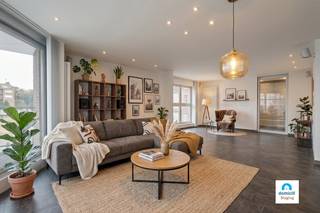 FIRST VISIT <br />Zat 12/09 tussen 13u30-14u30 (enkel op reservatie) <br /><br /><strong>Ruim en royaal wonen</strong> in het hart van Roeselare - dichtbij de Grote Markt <br />Ruimte, licht, comfort en een absolute topligging.<br /><br />Welkom in dit uitzonderlijk ruime en<strong> stijlvolle appartement van meer dan 200 m²</strong>, ontstaan uit de samenvoeging van twee appartementen tot één indrukwekkend geheel. Hier geniet u van een unieke combinatie van rust en hedendaags wooncomfort, en dat midden <strong>in het bruisende centrum </strong>van Roeselare.<br /><br />De ligging is werkelijk ideaal: de Markt, de Munt, de Ooststraat, het station, het Geytepark, de Ronde Kom en het nieuwe Moermanpark bevinden zich allemaal op wandelafstand. Winkelen, lunchen, sporten of gewoon heerlijk ontspannen? Alles ligt binnen handbereik.<br /><br />Via de lift bereikt u de eerste verdieping, waar u rechtstreeks het appartement binnenkomt. De toegang is voorzien van extra beveiliging. De ruime inkomhal beschikt over praktische, ingemaakte kasten en zet meteen de toon voor de kwalitatieve afwerking die u doorheen het hele appartement terugvindt.<br /><br />De lichtrijke leefruimte en keuken <strong>vormen één harmonieus geheel </strong>van meer dan 65 m². De moderne keuken is uitgerust met kwalitatieve AEG-toestellen en afgewerkt met een stijlvolle composieten werkplaat en bijpassende tafel/bar. Dankzij de grote raampartijen geniet u volop van natuurlijk daglicht en van de middagzon.<br /><br />De brede terrassen vormen een aangename verlenging van de leefruimte en bieden een heerlijke plek om buiten te genieten.<br /><br /><strong>Slaapkamers, bureau en luxueuze badkamer</strong><br /><br />De royale masterbedroom beschikt over een aparte dressing en bijkomende kastruimte. Daarnaast is er een praktische bureauruimte, ideaal voor wie thuis wil werken.<br />De tweede slaapkamer is volledig apart en beschikt bovendien over een eigen terras.<br />De badkamer is een echte blikvanger en werd stijlvol ingericht met een ingewerkt ligbad en een ruime douche. Ook hier werd duidelijk gekozen voor kwaliteit, comfort en een tijdloze uitstraling.<br /><br />Dit recent gebouwde appartement is volledig instapklaar en afgewerkt met hoogwaardige materialen. De combinatie van de uitzonderlijke oppervlakte, de vele lichtinval, de ruime terrassen en de centrale ligging maakt dit tot een bijzonder comfortabele en unieke woonplek.<br /><br /><strong>Genieten van het stadsleven was nog nooit zo aangenaam</strong>.<br /><br />In de zomer geniet u van de levendigheid van het centrum en de nabijgelegen parken; op koelere dagen vormt dit ruime en rustige appartement de ideale thuishaven.<br />Roeselare heeft heel wat te bieden: van gezellige terrassen en restaurants tot winkels, sportfaciliteiten en groene ontspanningsplekken. En het mooiste van alles? U bereikt het allemaal gewoon te voet.<br /><br />Een uitzonderlijk appartement voor wie royaal, stijlvol en centraal wil wonen.<br /><br /><strong>Extra troef :</strong>  extra mogelijkheid om het aankopen van een dubbele diepe garage met extra berging en ideaal voor de fietsen <br /><br />Contacteer ons vandaag nog op 051 624040 wij verzorgen graag een persoonlijke rondleiding voor u. 