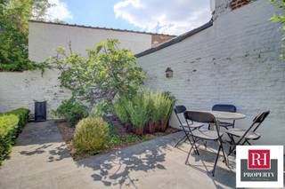 Strategic location, excellent visibility and green surroundings: the ideal premises for developing your business! Ideally located on a...