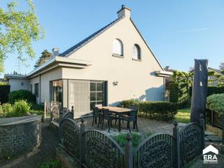 Te koop: ruime open bebouwing in Pelt, gelegen in een rustige woonkern met groene omgeving en nabij scholen en invalswegen. Deze goed onderhouden...