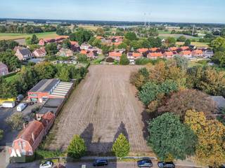 <p><strong>Perceel bouwgrond van voor halfopen bebouwing in het centrum van Meer</strong><br />Zoekt u een rustige plek om uw droomwoning te bouwen? Dan is deze bouwgrond van <strong>524 m²</strong> precies wat u zoekt!<br /><br /><strong>Ligging</strong><br />Dit perceel, lot 3, is gelegen in de Donckstraat, een rustige straat in het centrum van Meer. Op wandelafstand van alle voorzieningen en het openbaar vervoer. Op enkele minuten bereikt u het op-en afrittencomplex 'Meer', E19, richting Antwerpen en Breda en ook het treinstation 'Noorderkempen' is vlot bereikbaar.<br /><br /><strong>Omschrijving</strong><br />Dankzij zijn straatbreedte van <strong>10,50 meter </strong>en een diepte van ca. <strong>50 meter</strong> is dit perceel uiterst geschikt voor een <strong>halfopen bebouwing</strong>. Er kan worden gebouwd met een gevelbreedte van <strong>7,50 meter</strong> en een bouwdiepte van <strong>17 meter</strong>. Het is toegelaten een bijgebouw in de achtertuin te plaatsen, in de zone voor bijgebouwen, met een<strong> </strong>maximale oppervlakte van 10% van de perceelsoppervlakte van de kavel.<br /><br />Het perceel is gelegen in een straat voorzien van alle nutsvoorzieningen<br /><br /><strong>👉 Troeven</strong><br />✓ Perceel van 524 m²<br />✓ Rustige ligging<br />✓ Geschikt voor halfopen bebouwing<br />✓ Mogelijkheid voor het plaatsen van een bijgebouw<br /><br />De stedenbouwkundige voorschriften en het verkavelingsplan zijn beschikbaar op eenvoudig verzoek.<br /><br /><strong>Bijzonderheden</strong><br />De kosten voor opmeting, het opstellen van het plan en de verkavelingsakte zijn ten laste van de koper.<br /><br />📞 Interesse? Contacteer ons voor meer info!<br /><br /><em>Vastgoedinformatie opgevraagd, maar nog niet ontvangen.</em></p>