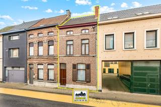 <p>Alweer VERKOCHT op 1e BEZOEKDAG. Contacteer Elias Le Juste 0487/ 33. 10. 10 als u ook op 1 DAG wil verkopen.<br />“ABSOLUTE TOPPER” – Afspraak ENIGE BEZOEKDAG uitsluitend telefonisch via Elias Le Juste op 0487/ 33 .10 .10. Meer info via Facebook “Remue Randy” – LIKE de pagina en blijf op de hoogte van alle nieuwe woningen. Alle documenten van het pand zijn te raadplegen via www.immo-zone.be. Welkom in de Dirk Martensstraat 90 te Aalst, waar we deze charmante op te frissen woning terugvinden met tal van authentieke elementen die doorheen de jaren mooi bewaard zijn gebleven, en dit op een topligging in het centrum van Aalst. Indeling: We betreden de woning via de authentieke inkomhal die ons toegang geeft tot de trappenhal en de leefruimte, bestaande uit een cosy en gezellige zithoek en een aangename eetplaats. Via een karaktervolle deur komen we in de zeer ruime keuken, met toegang tot de tuin en een apart toilet. Op de eerste verdieping vinden we drie slaapkamers en een badkamer. Via een vaste trap bereiken we de zolderverdieping, waar de mogelijkheid bestaat om een extra slaapkamer te creëren. Buiten treffen we een aangename tuin met terras en een mooi stuk grasperceel, aangevuld met een tuinhuis, waar u in alle rust kan genieten van het groen in het centrum van Aalst.Deze woning is een absolute topper voor starters en investeerders!  P-score: D / G-score: D. Renovatieplicht van toepassing. VOOR SNELLE BESLISSERS! IMMO ZONE RHODELAND – Elias Le Juste – 0487/ 33 .10 .10.</p>