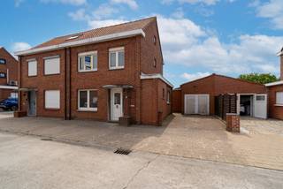 Bent u op zoek naar een woning MET GARAGE EN TUIN op een rustige locatie in het landelijke Heestert? Dan is deze eigendom zeker een bezoek waard. <br /><br />De gelijkvloers werd reeds grotendeels gerenoveerd en biedt een uitstekende basis om de woning verder af te werken volgens uw eigen smaak. Dankzij de conforme elektrische installatie en het gunstige EPC-label C hoeft u zich bovendien geen zorgen te maken over een renovatieverplichting.<br /><br />Op het gelijkvloers biedt de woning de mogelijkheid om een gezellige en lichtrijke leefruimte met open keuken te creëren. Verder is er op deze verdieping ruimte voorzien voor een badkamer, waar u eenvoudig een moderne badkamer met inloopdouche kunt realiseren.<br /><br />Op de eerste verdieping bevindt zich een zee aan mogelijkheden. Hier is voldoende ruimte om twee ruime slaapkamers en een derde kamer te creëren die perfect kan dienen als kinderkamer, bureau, dressing of hobbyruimte. Zo kunt u de woning volledig afstemmen naar eigen smaak en wensen.<br /><br />Buiten biedt het perceel voldoende ruimte om een gezellige en onderhoudsvriendelijke tuin aan te leggen, waar u in alle rust kunt genieten van het buitenleven.<br /><br />Ook aan praktische bergruimte is geen gebrek. De woning beschikt over een ruime garage, een praktische berging, een zolder én een kelder. Daarnaast is er ook voldoende plaats om de wagen te parkeren.<br /><br />Extra troeven:<br />- Gelijkvloerse verdieping reeds gerenoveerd<br />- Geen renovatieverplichting (EPC C)<br />- Conforme elektrische installatie<br />- Mogelijkheid tot 3 slaapkamers op de verdieping<br />- Ruime garage, berging, zolder en kelder<br />- Voldoende parkeergelegenheid<br />- Perceel met ruimte voor een gezellige tuin<br />- Rustige ligging in het landelijke Heestert<br /><br />Laat u verrassen door de ruimte, het potentieel en de rustige ligging van deze woning. Plan vandaag nog uw bezoek!<br /><br />ref: RVP/26082/K<br />UC:20260519-0003871254-RES-1 EPC: 261 kWh/(m² jaar)